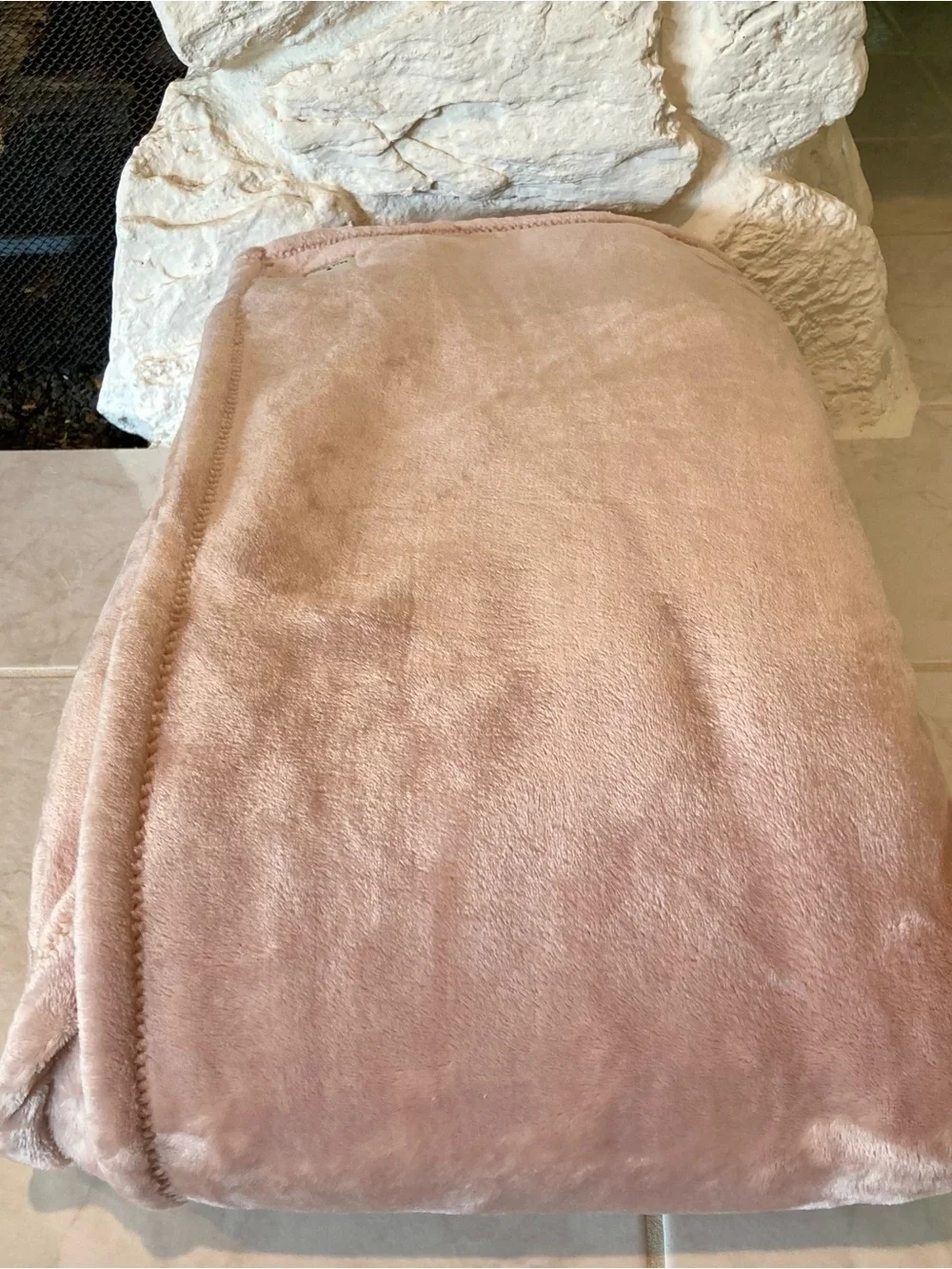 NWOT Kate Spade New York King size velvet soft fleece blanket features in blush